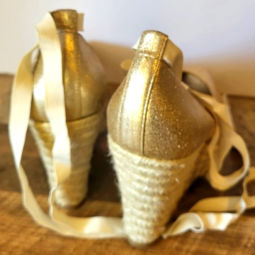 NWOT Jessica Simpson 8.5US Gold Wedge Platform Shoe for Holiday Christmas Party
